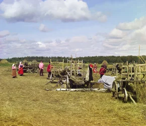 Bauern beim Heumachen, nahe der Rastzeit, Russisches Reich, 1909
